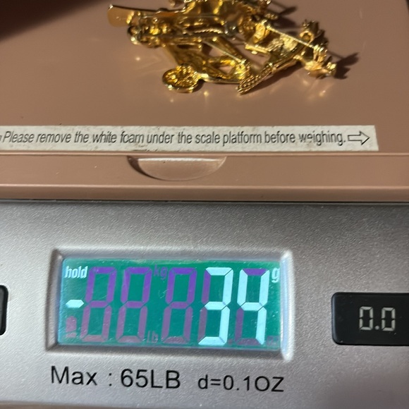 VINTAGE GOLD-TONE LOT OF FIVE BROOCHES - Picture 9 of 9